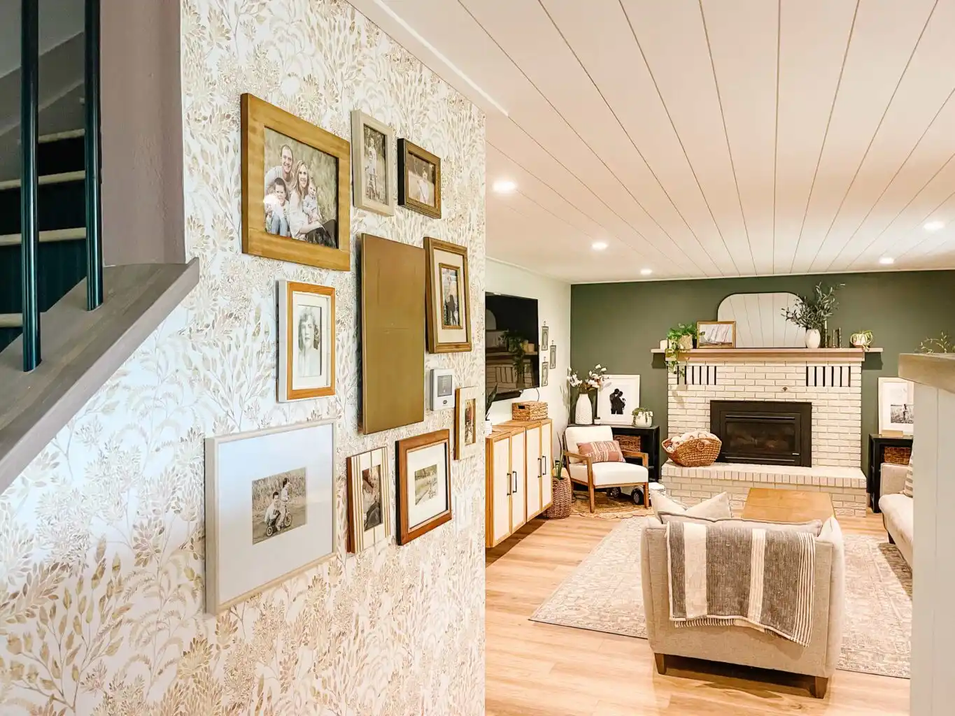 Wallpaper installation tools and measuring equipment in Miami